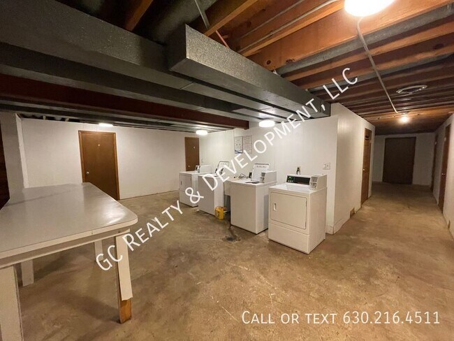 Building Photo - 13 Simpson St
