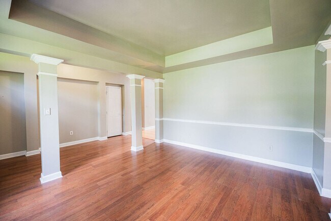 Building Photo - Spacious beautiful 5 bedroom 2.5 bath home...