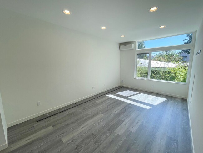 Building Photo - 4 Star Green Built 2-Bedroom, 2-Bath + Den Townhome