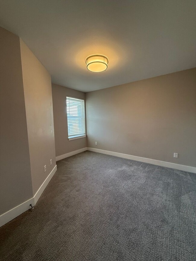 Building Photo - Stunning 3 bedroom townhome.