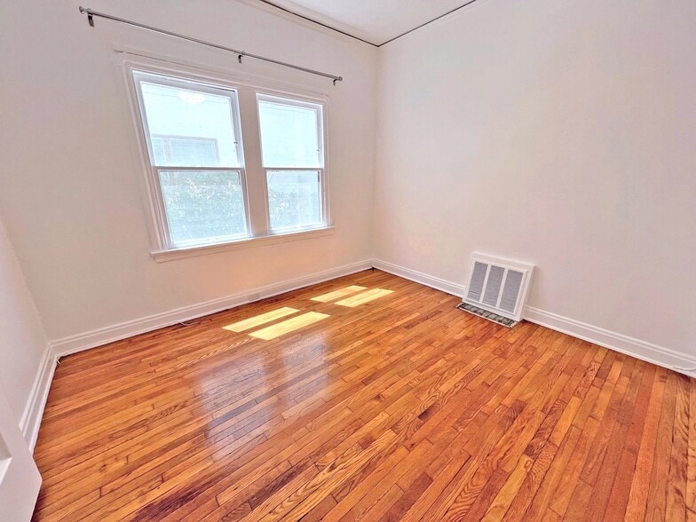 Building Photo - 335 N Orange Grove Ave