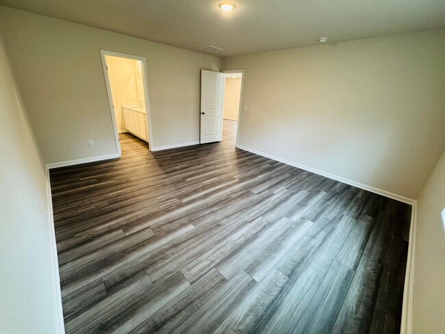 Building Photo - Move In Ready 5BR/2.5BA Home located near UNCC!
