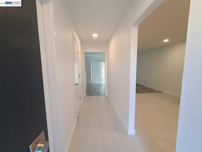 Building Photo - 749 Palomino Dr