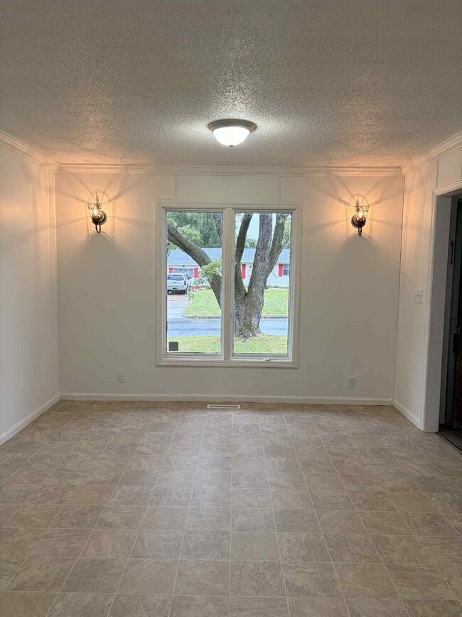 Building Photo - CHARMING 3 BEDROOM / 1 BATHROOM HOUSE IN J...