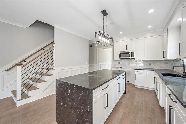 Building Photo - 10 Underhill Pl