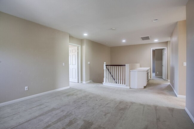 Building Photo - Spacious Rosemont 4-bedroom with Loft, and...