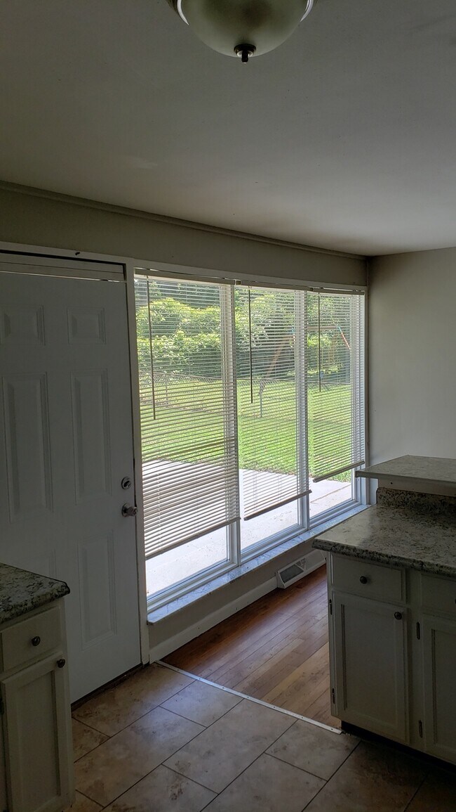 Building Photo - 10418 Monarch Dr Saint Louis, MO 63136