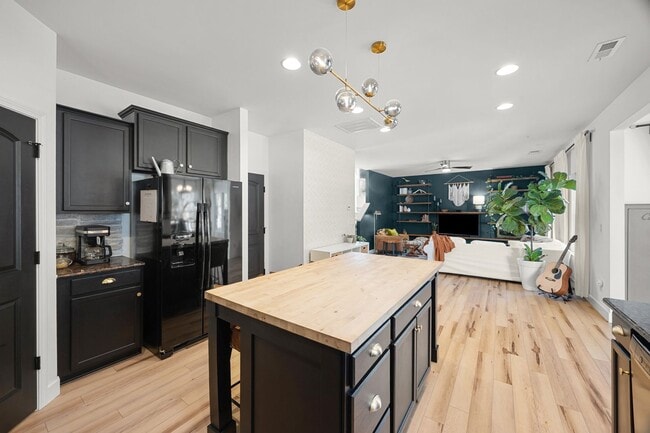 Building Photo - Discover this stunning 3-bedroom, 2.5-bath...