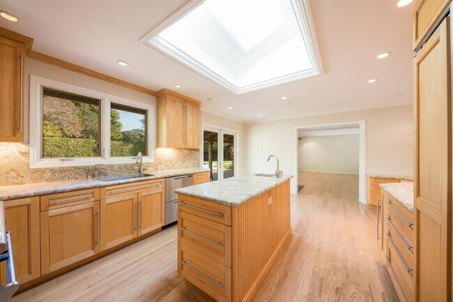 Building Photo - 30 Knightwood Ln