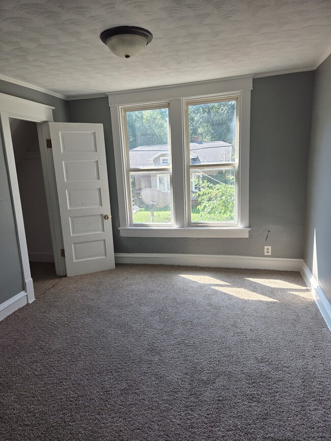 Building Photo - 1023 E Behrends Ave