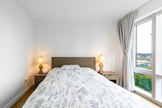 Building Photo - 75 Park Ln S