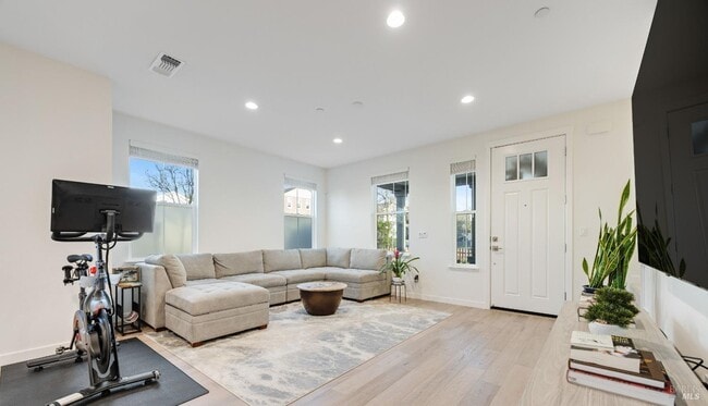 Building Photo - 1747 Linden Ln