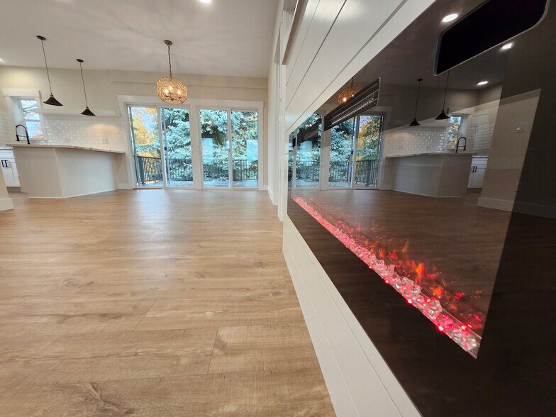 Building Photo - 4905 SE Harney Dr