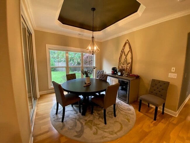 Building Photo - Beautiful Fully Furnished 3 bed 2 bath hom...