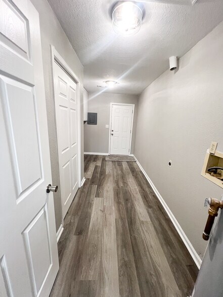 Building Photo - 6021 Camellia Dr