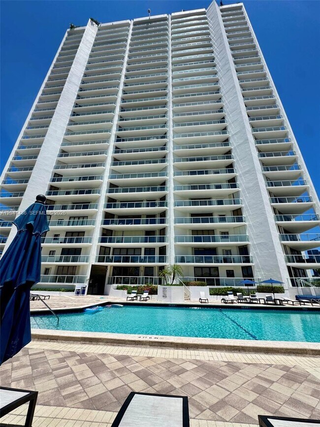 Building Photo - 19500 Turnberry Way
