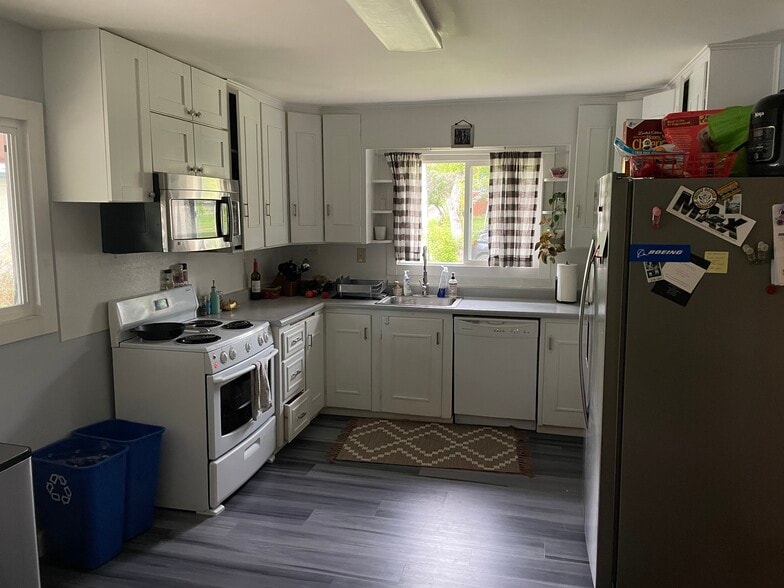 Eat-In Kitchen - 413 Dearborn Ave