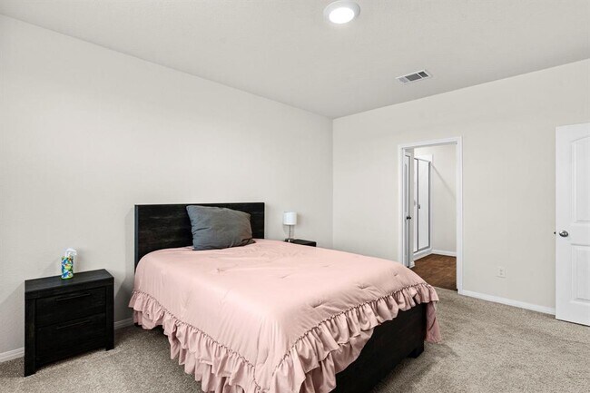 Building Photo - 381 Evergreen Sumac Lp