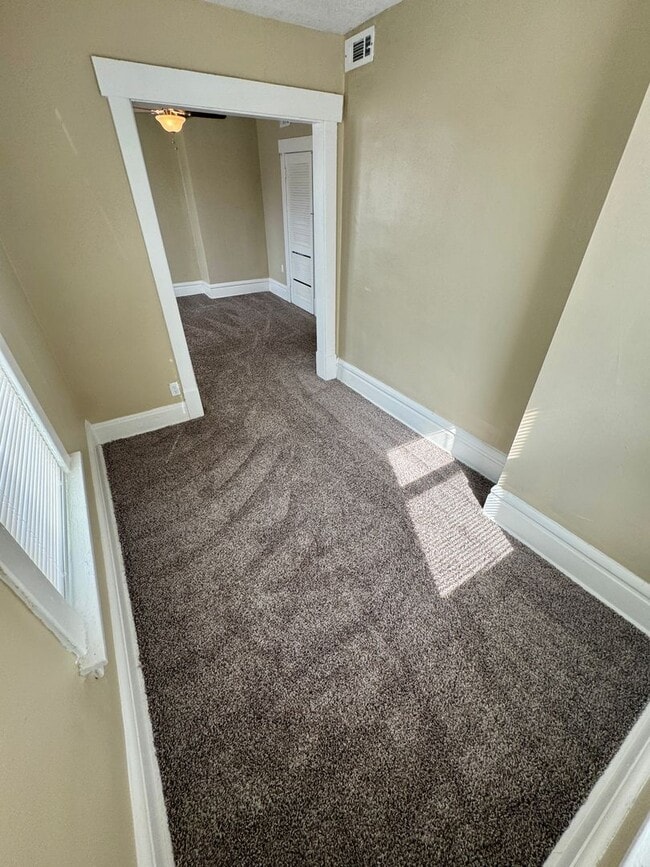 Building Photo - 2542 Glen Echo Dr