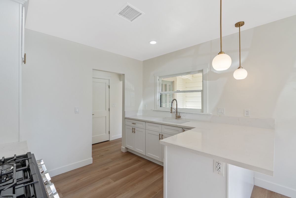 Building Photo - 744 Gladys Ave