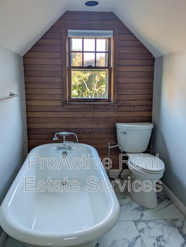 Building Photo - 1014 Colonial Ave