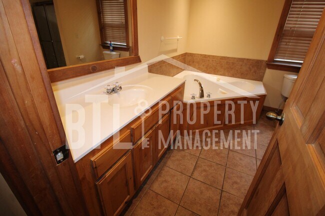 Building Photo - 574 Baldknobber Dr