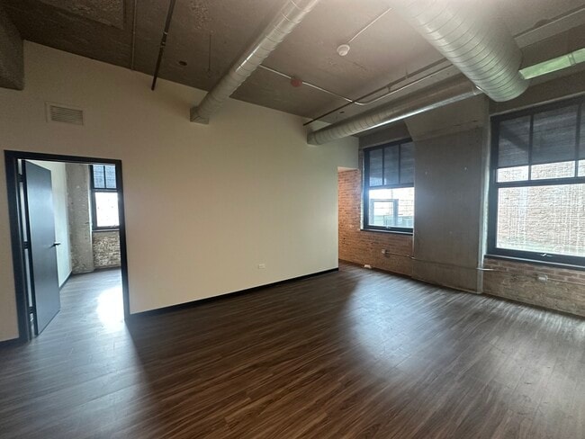 Building Photo - 2032 N Clybourn Ave