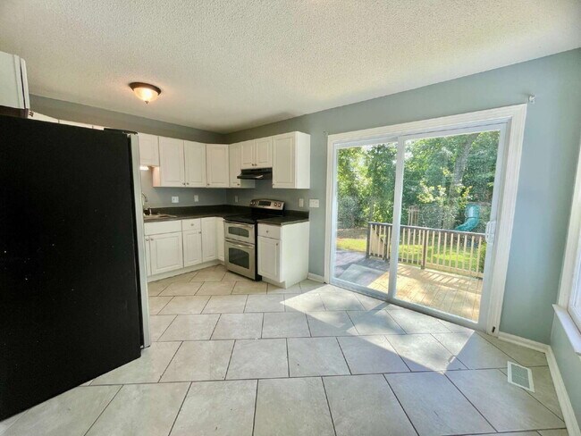 Building Photo - Charming 3-Bedroom Retreat In Fayetteville!