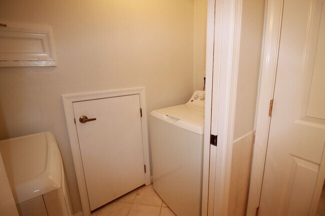 Building Photo - Maintenance free 2 bed and 2 bath condo in award winning golf course community of Kiln Creek