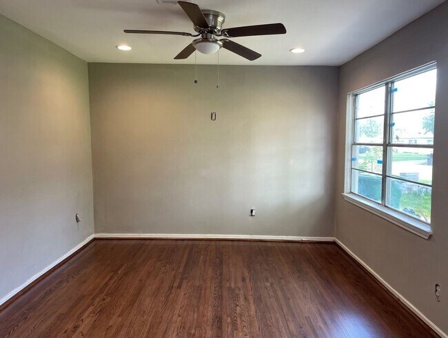 Building Photo - 4914 Meadow Park Dr