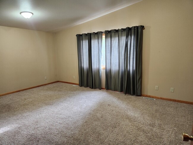Building Photo - 103 Lilac Ave