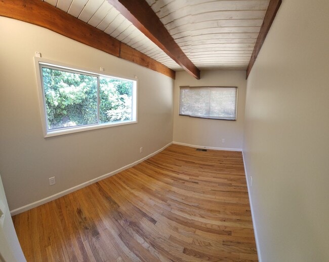 Building Photo - Large 5 Bedroom Home close to Poly Campus!!