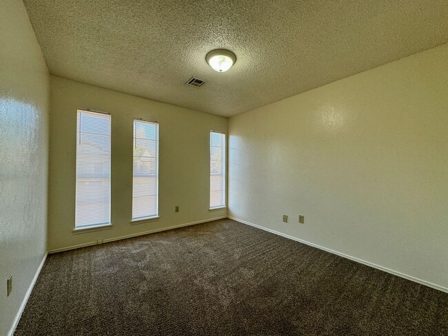 Building Photo - Duplex *LEASING SPECIAL AVAILABLE*