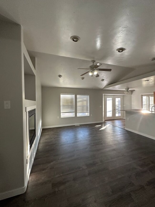 Building Photo - Charming home