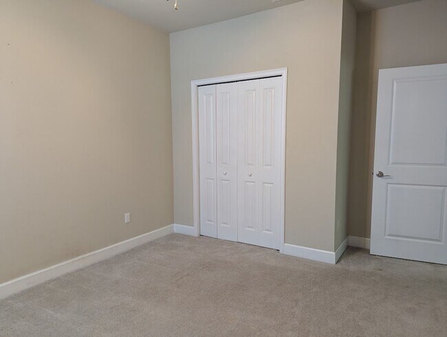 Building Photo - Townsend - 3 Bed 3 Bath Townhome