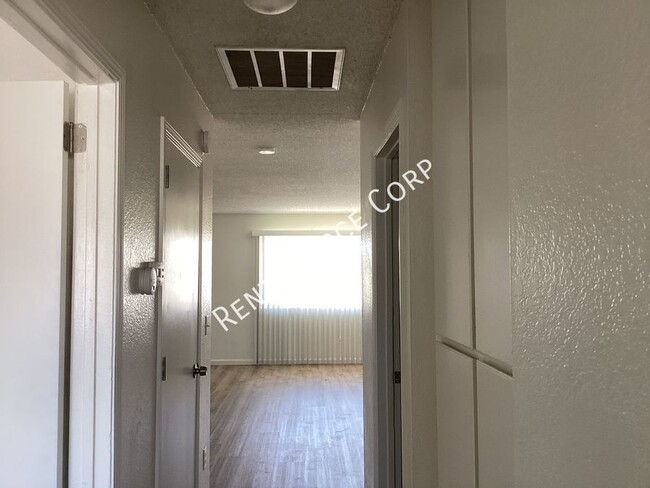 Building Photo - 2 Bedroom Condo for Rent in Barstow