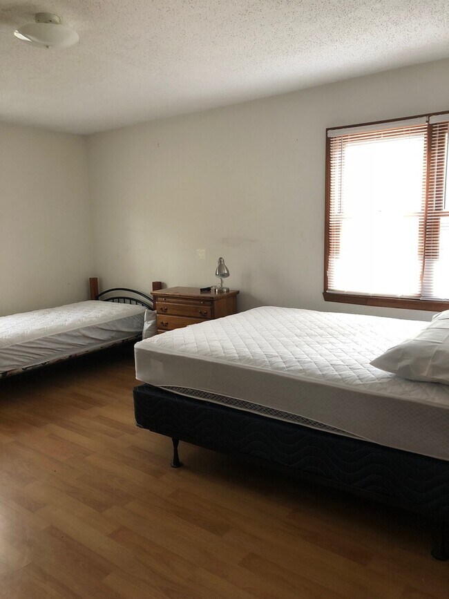 Building Photo - **SCHOOL YEAR RENTAL-TWO STUDENT MAX** AVAILABLE MID-AUGUST TO MID-MAY