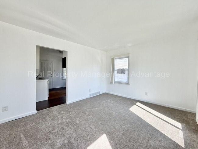 Building Photo - Meticulously Maintained 2 Bedroom Ranch with Large Backyard!