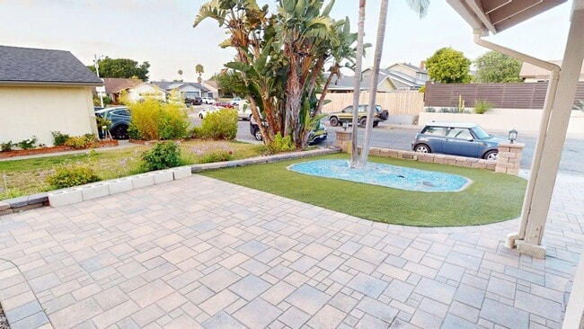 Building Photo - Spacious and beautifully updated 4 bedroom home available for long or short term lease.