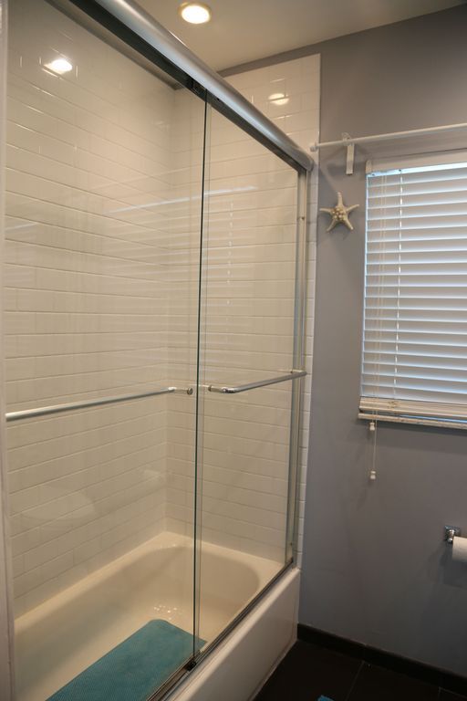 Front Glass shower washroom - 1535 Jackson St