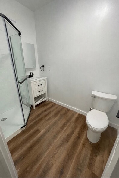 1L/1R Bathroom - 23 E Clinton St