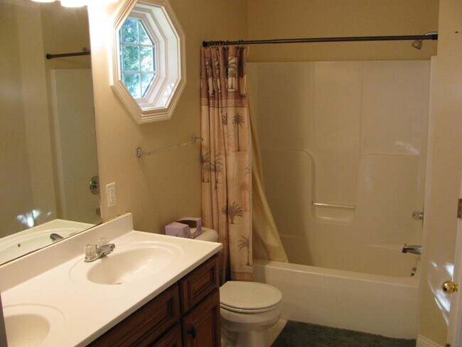 Building Photo - Like new home in Oldham County