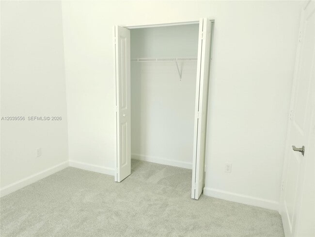 Building Photo - 654 SE Lk Fls St