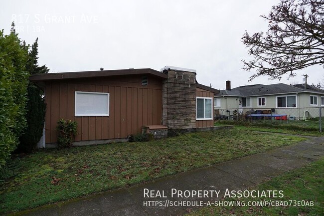 Building Photo - Updated Two Bedroom Duplex Home Located in...