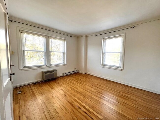 Building Photo - 126 Woodside Green