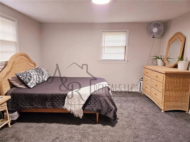 Building Photo - 919 E Washington St