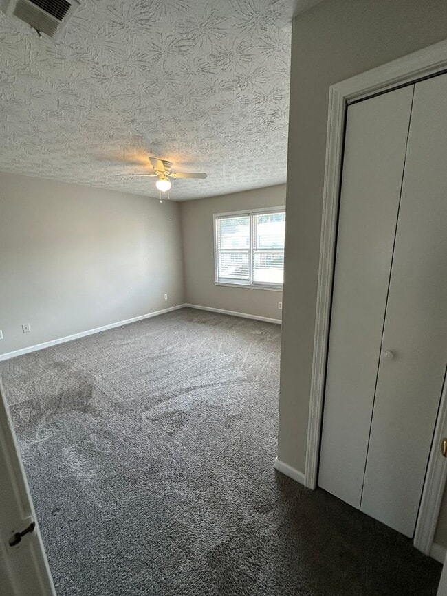 Building Photo - 2 bed 2.5 bath in Stockbridge!