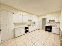 Building Photo - 614-614 Tyler St