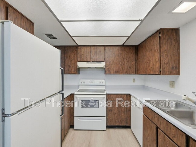 Building Photo - 2232 W Lindner Ave