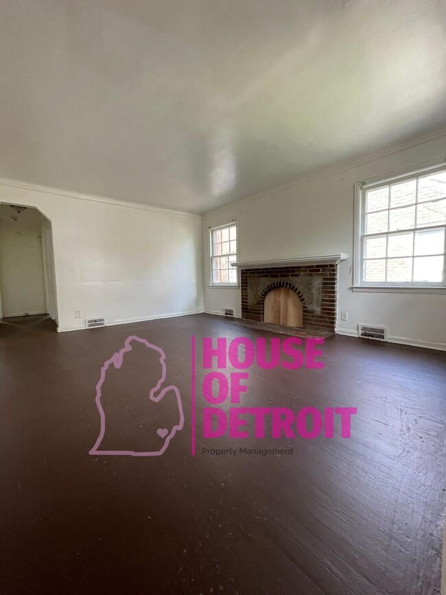 Primary Photo - 3 BEDROOM 1 BATH BUNGALOW FREE PRE-SCREEN